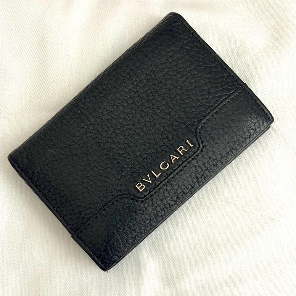 Bvlgari Authentic Signed Black Pebbled Leather Two Gold Unisex Wallet. MA97